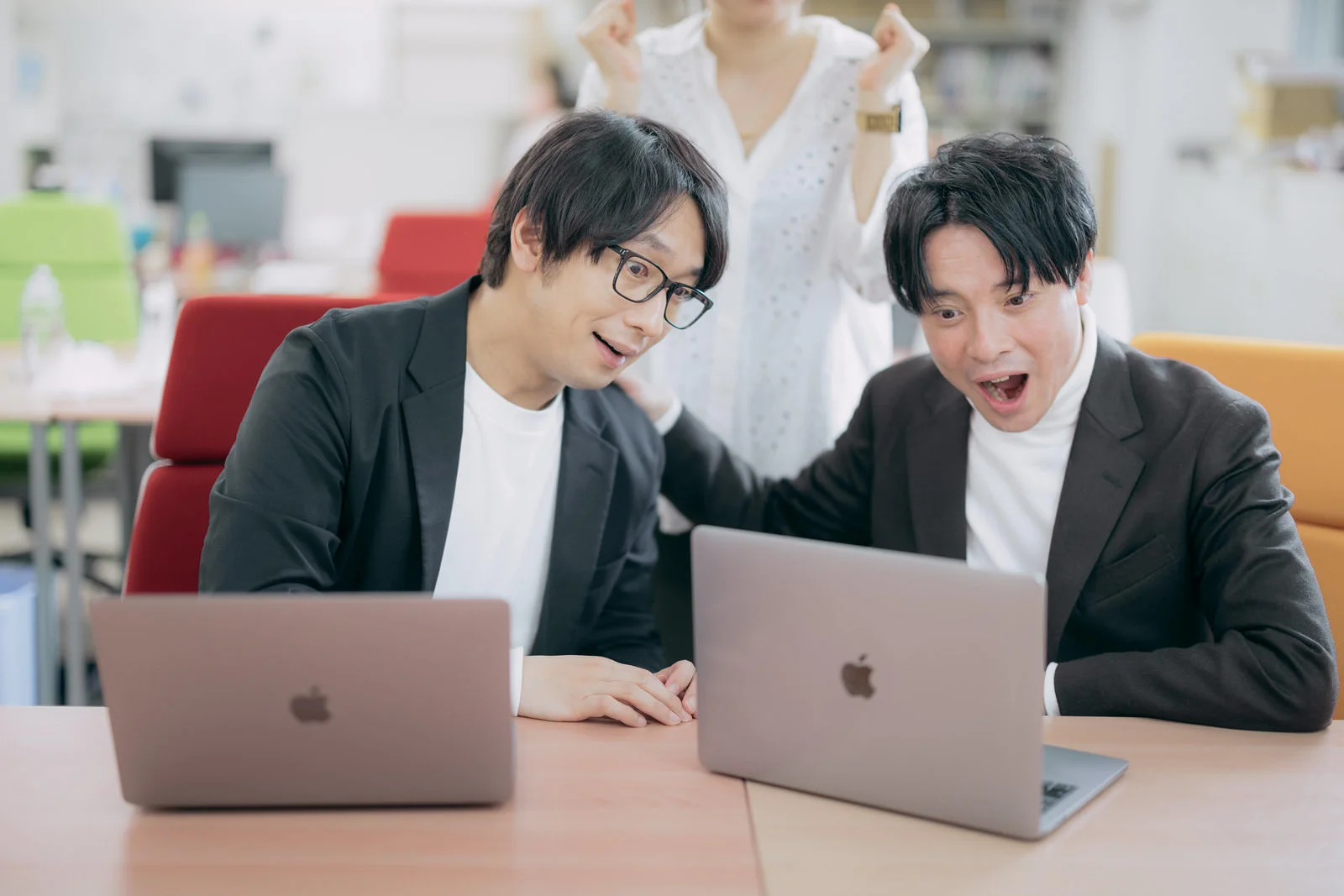 成功を喜ぶ上司と部下